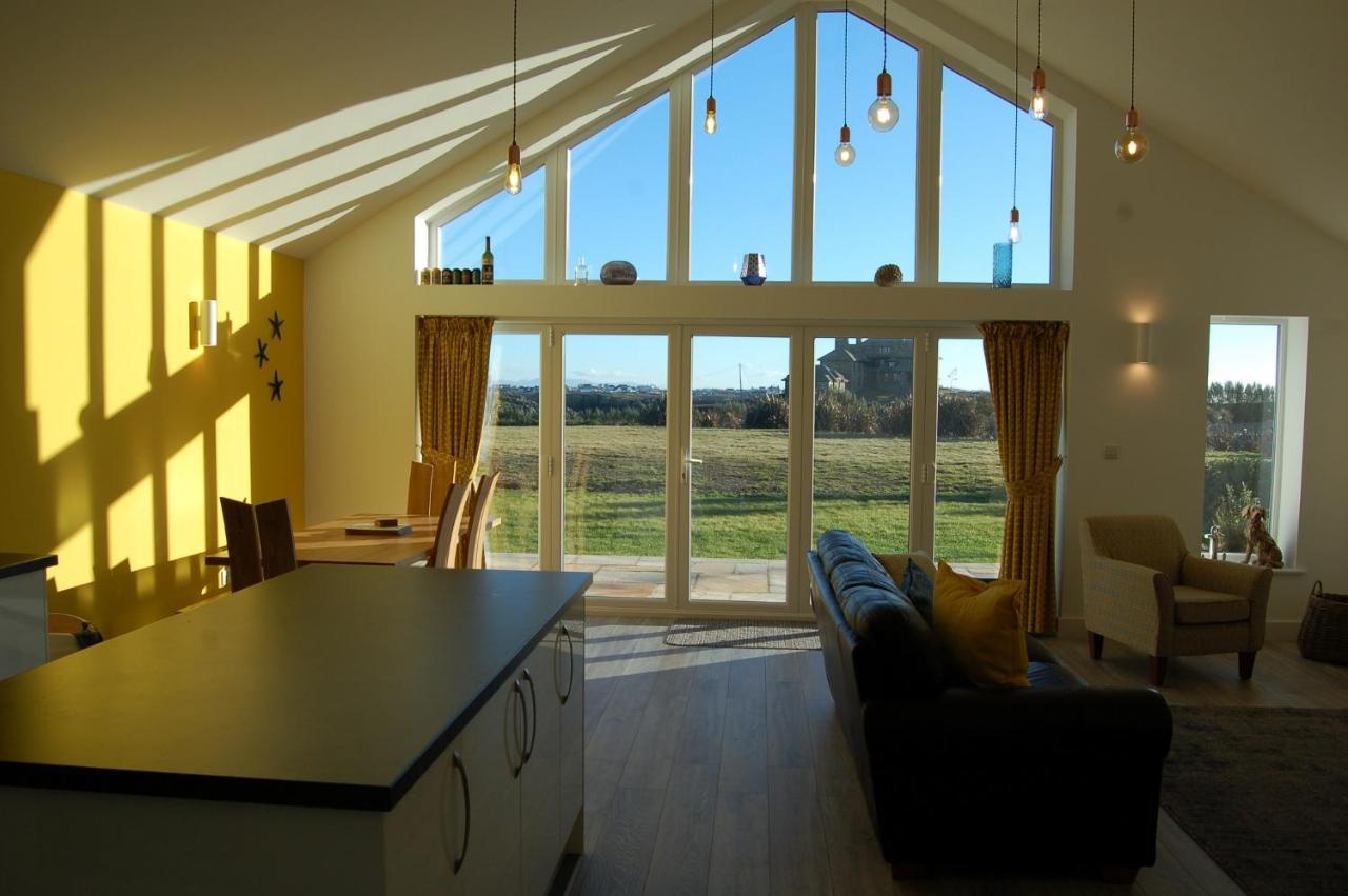 Beautiful, Modern Villa 5 Mins Walk From The Stunning Bay At Trearddur Holyhead Exterior foto