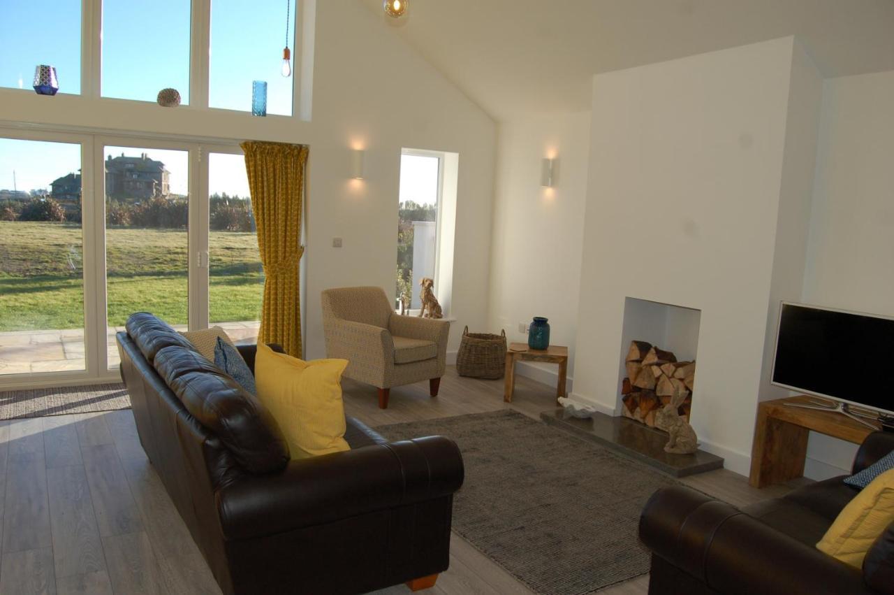 Beautiful, Modern Villa 5 Mins Walk From The Stunning Bay At Trearddur Holyhead Exterior foto