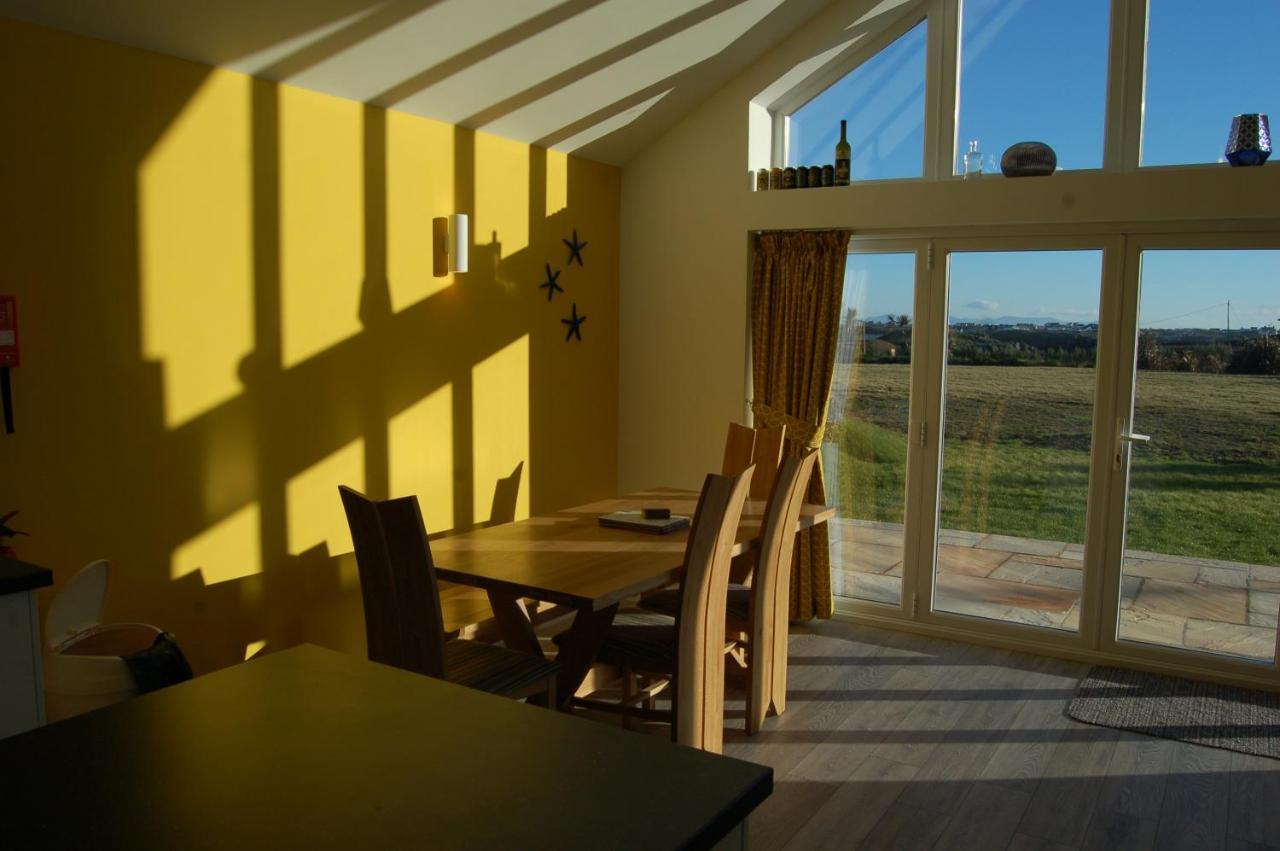 Beautiful, Modern Villa 5 Mins Walk From The Stunning Bay At Trearddur Holyhead Exterior foto