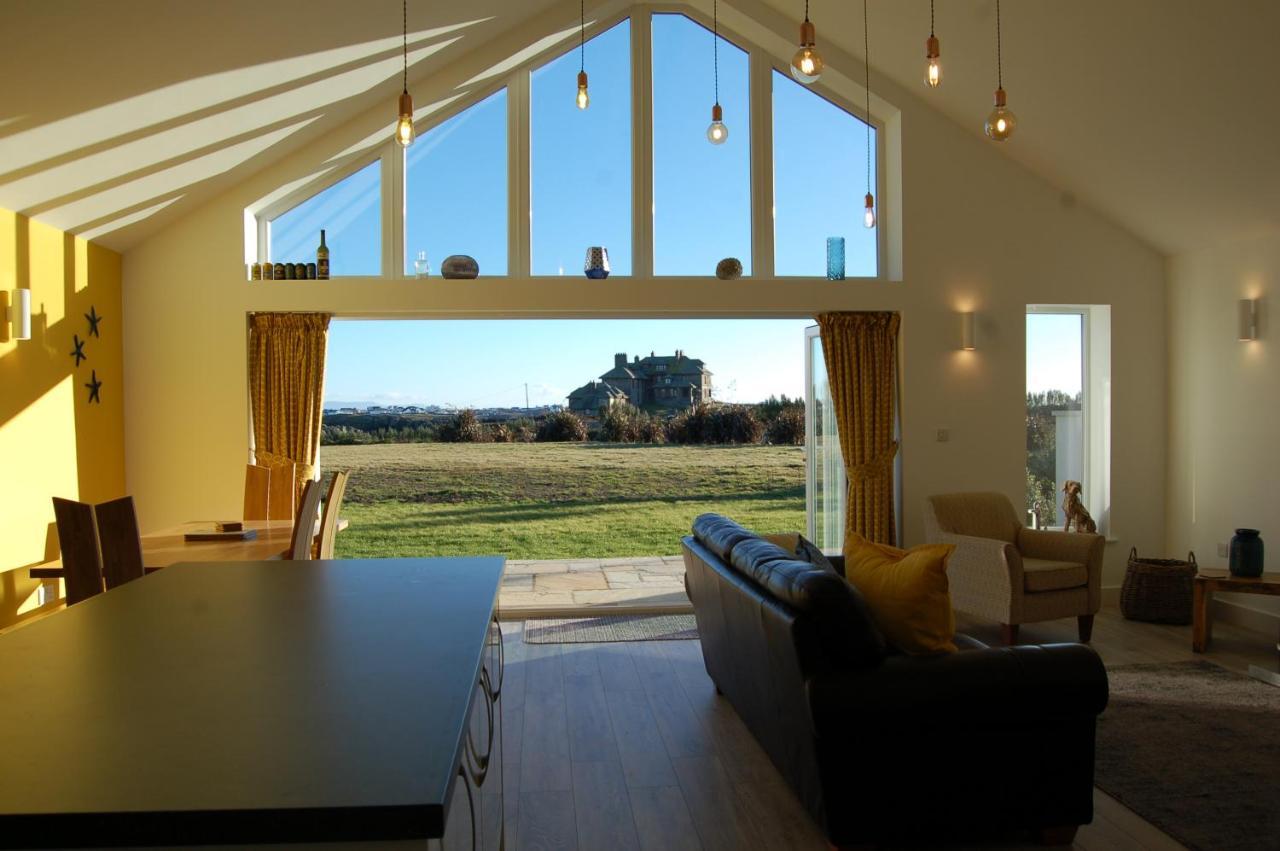 Beautiful, Modern Villa 5 Mins Walk From The Stunning Bay At Trearddur Holyhead Exterior foto